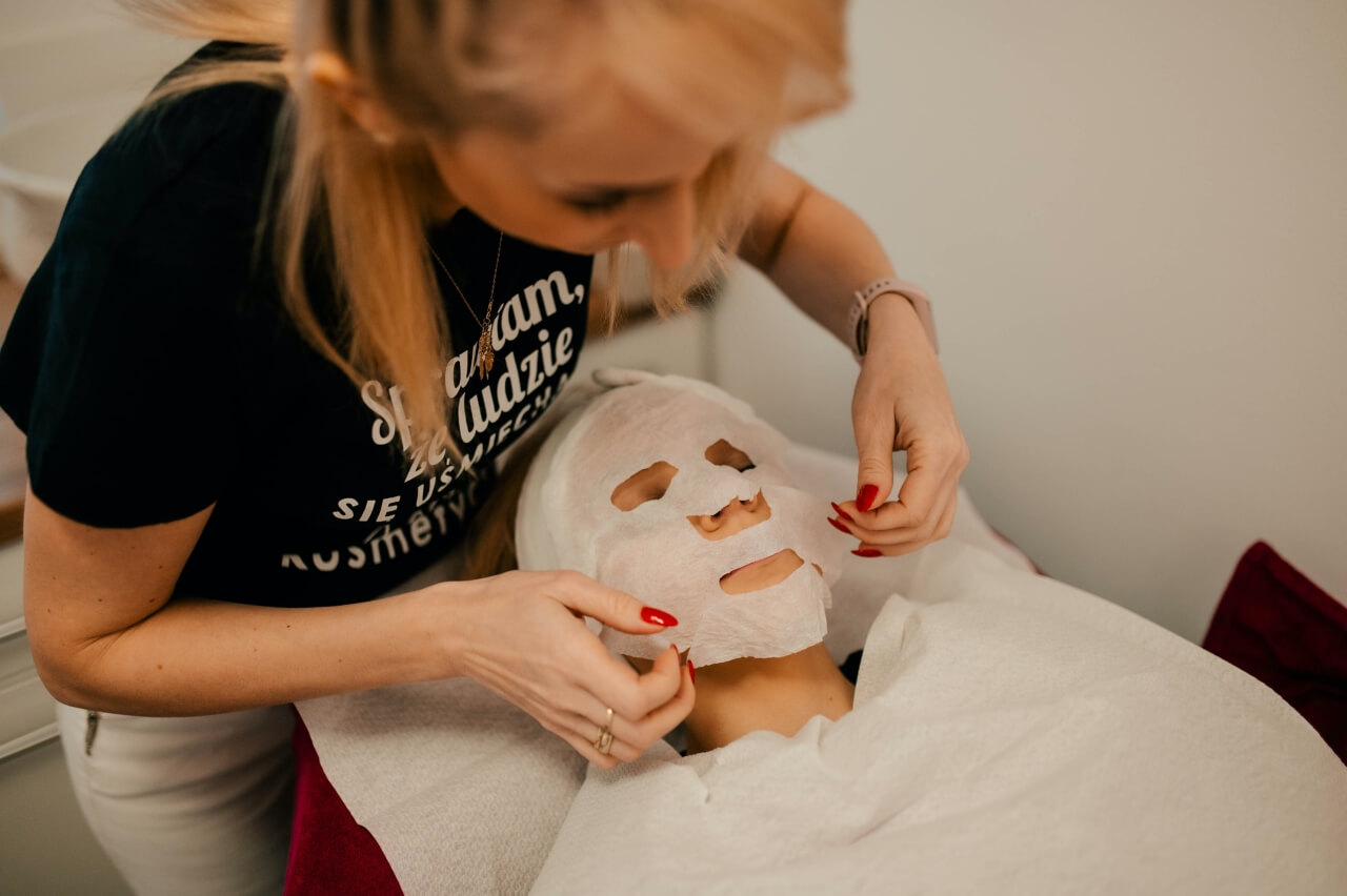 Nakładanie maseczki na twarz